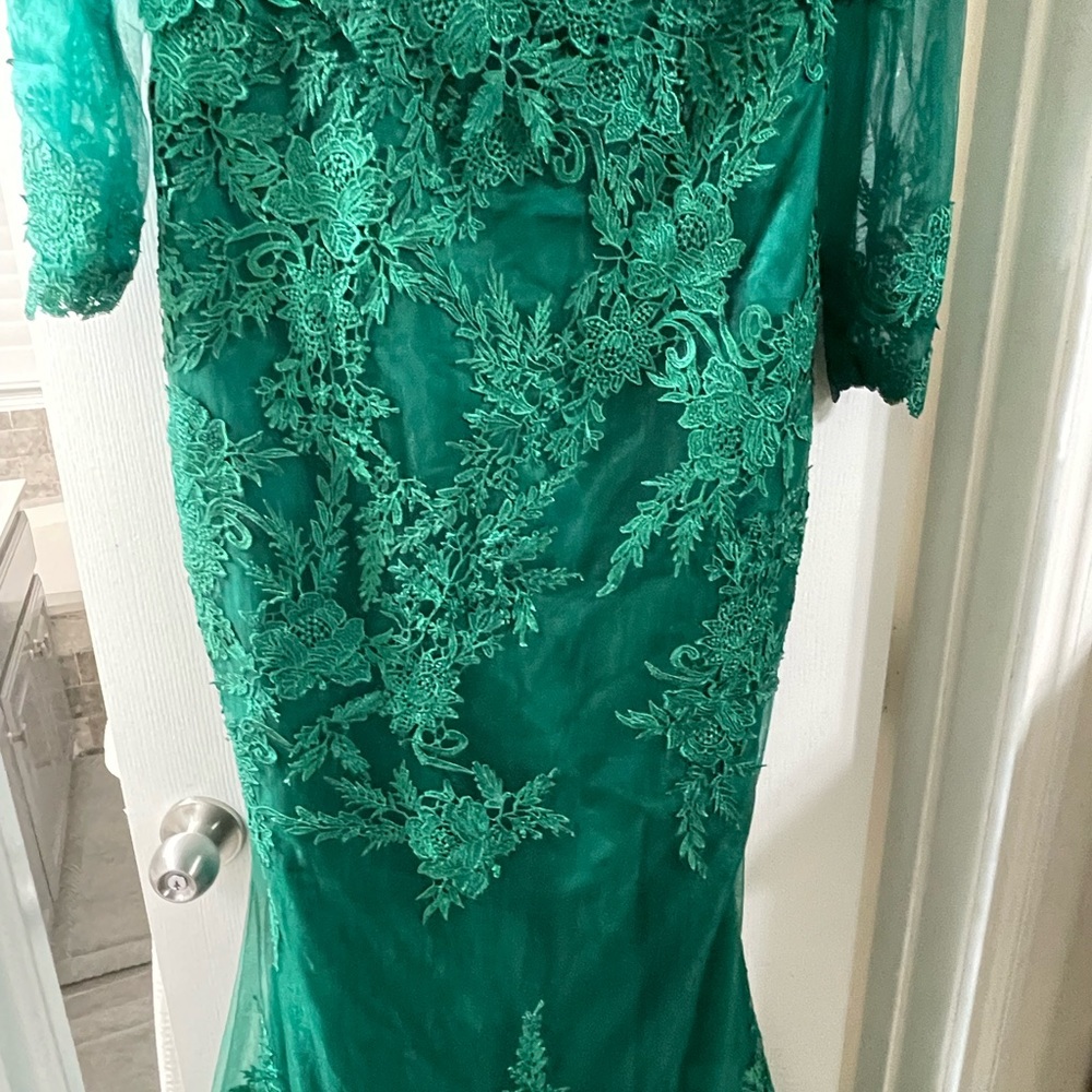 Long Green Color Gown Size 6-8 - Picture 7 of 16